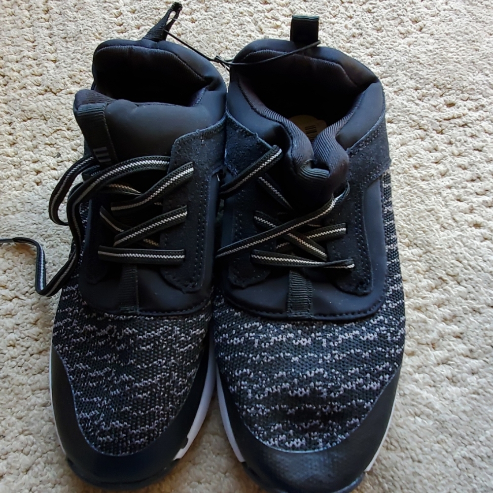 Girls tennis shoes
